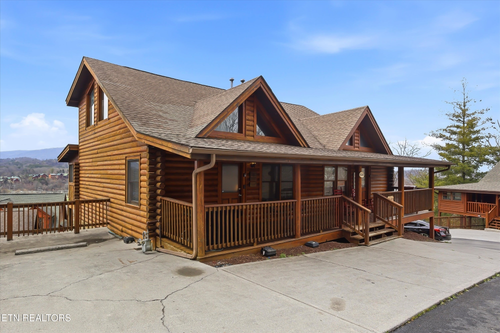 423 Big Bear Way, Pigeon Forge, TN, 37863-6232 | Card Image