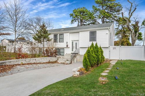 275 Brentwood Pkwy, Brentwood, NY, 11717-2115 | Card Image