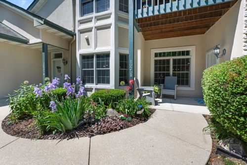 10208 W Deerwood Ln, Franklin, WI, 53132-8124 | Card Image