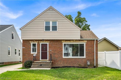 6911 Farnsworth Dr, Parma, OH, 44129-4516 | Card Image
