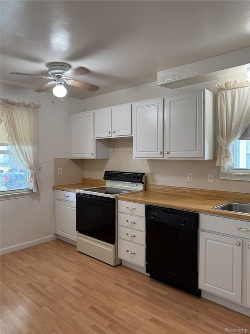 936 Cloverlawn Blvd, Lincoln Park, MI, 48146-4214 | Card Image