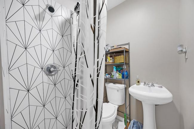 Studio bathroom | Image 15
