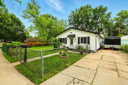 201 Parkdale Ave, Pontiac, MI, 48340-2553 | Card Image