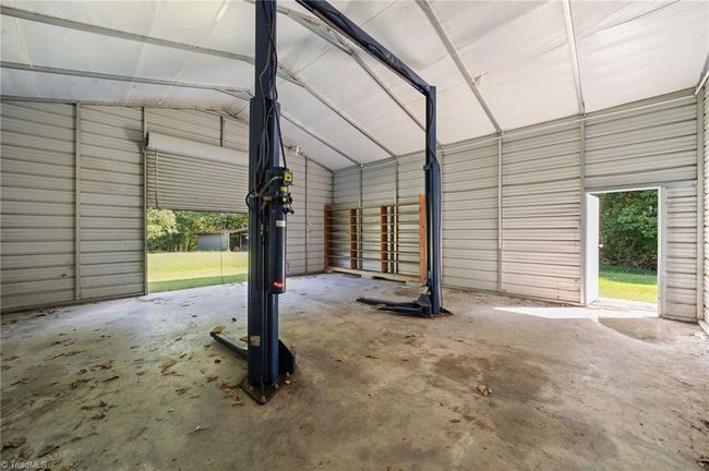 Detached 1 car garage with a lift | Image 48