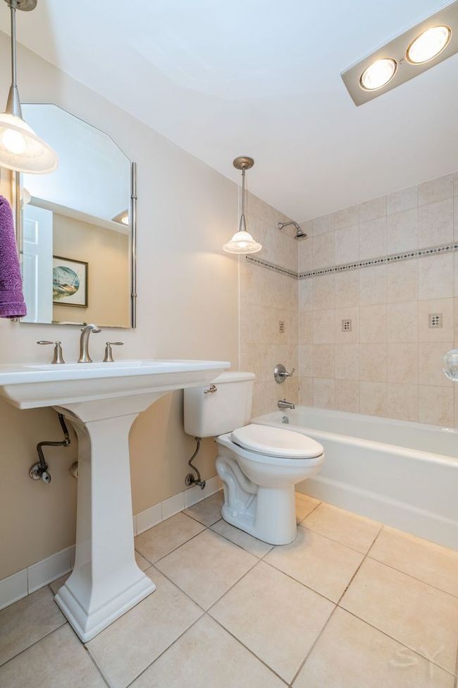 APT-301 - 2 S Atrium Way, Condo with 2 bedrooms, 2 bathrooms and 1 parking in Elmhurst IL | Image 18