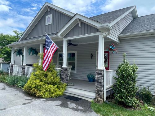 588 Lake Edge Dr, Moneta, VA, 24121-2718 | Card Image