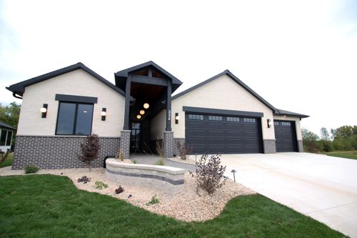 334 Ridge View Dr, Milton, WI, 53563-9522 | Card Image