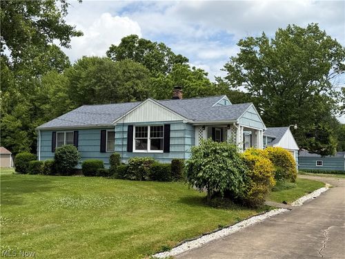 612 Briggs Rd, Leavittsburg, OH, 44430-9665 | Card Image