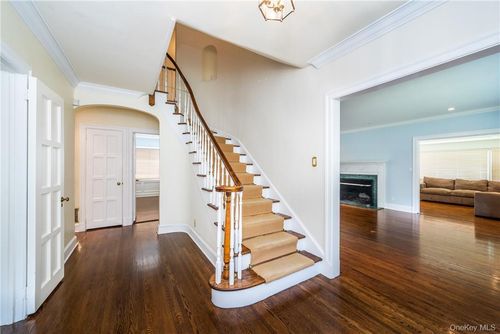 25 Jerome Ave, New Rochelle, NY, 10804-3803 | Card Image