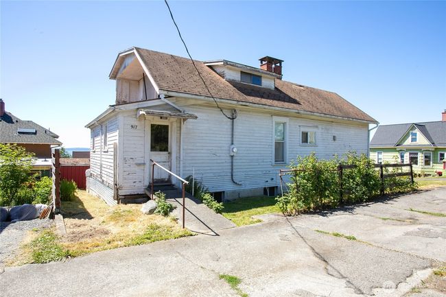 Back entry from the alley leads to an enclosed porch. | Image 7