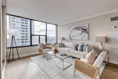 901 - 100 Quebec Ave, Condo with 3 bedrooms, 2 bathrooms and 1 parking in Toronto ON | Image 2