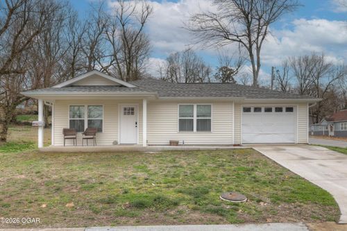 219 W Hill St, Neosho, MO, 64850-2214 | Card Image