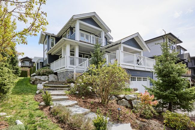 1001 Jay Crescent, House other with 6 bedrooms, 4 bathrooms and 2 parking in Squamish BC | Image 2