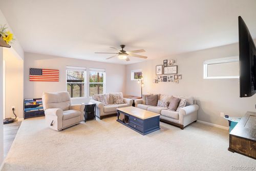 7044 Wildflower Ct, Grand Blanc, MI, 48439-7511 | Card Image