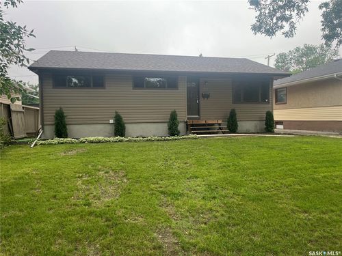 711 18th Ave E, Regina, SK, S4N1E8 | Card Image