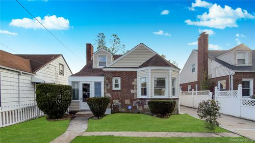 138 Windsor Pkwy, Hempstead, NY, 11550-6938 | Card Image