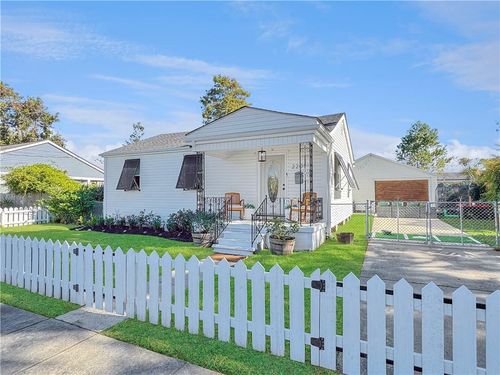 2201 Lloyds Ave, Chalmette, LA, 70043-4812 | Card Image