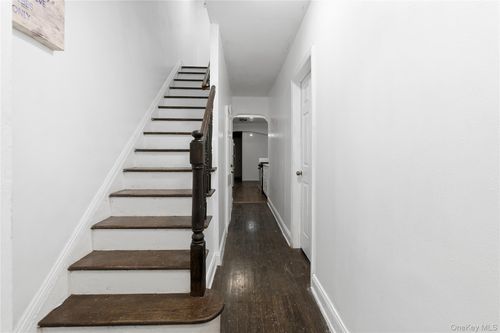 1042 233rd St, Bronx, NY, 10466-3342 | Card Image