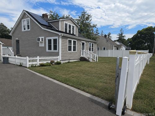 39 Chestnut St, Wyandanch, NY, 11798-3905 | Card Image