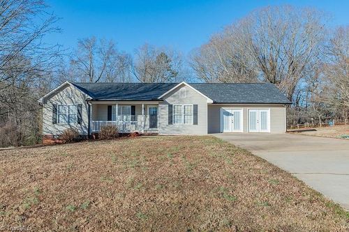 180 Foxcroft Dr, Lexington, NC, 27292-8121 | Card Image