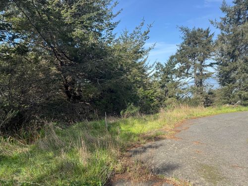 66 Redcrest Ct, Whitethorn, CA, 95589-9177 | Card Image