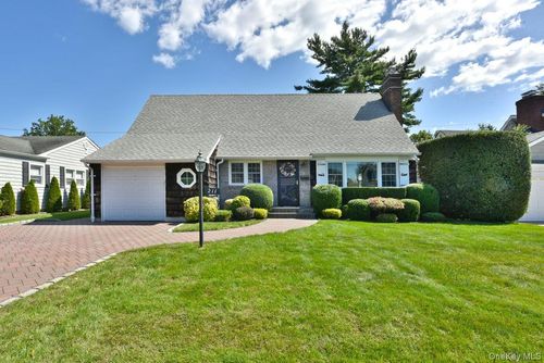 211 Wellington Rd, Garden City, NY, 11530-1207 | Card Image