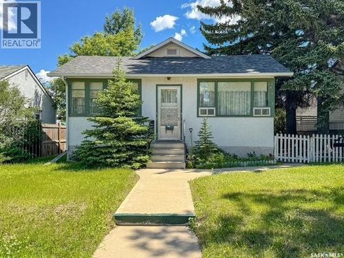 221 4th Ave Ne, Swift Current, SK, S9H2J4 | Card Image