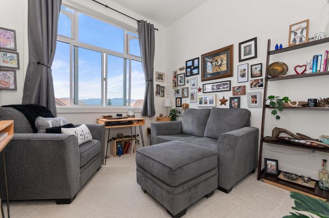 Sitting room with light carpet | Image 24