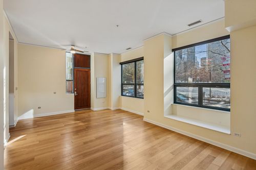 apt-107-201 Westshore Dr, Chicago, IL, 60601-7227 | Card Image