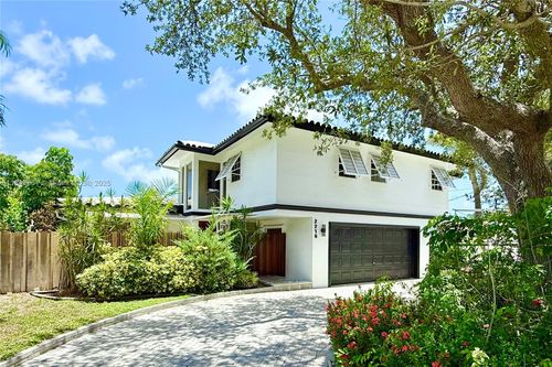 2216 Ne 18th Ave, Wilton Manors, FL, 33305-2422 | Card Image