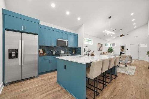 581 Woods Dr Nw, Atlanta, GA, 30318-6105 | Card Image