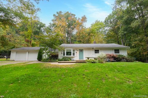 1775 Porter Rd, White Lake, MI, 48383-2425 | Card Image
