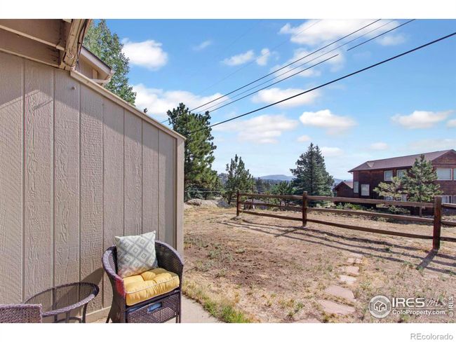 The natural grass lawn area extends off the back patio. | Image 21