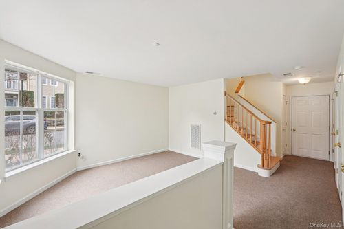 2 Leeward Dr, Haverstraw, NY, 10927-2105 | Card Image
