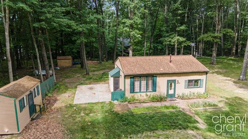 9151 Saint Ives Dr, Stanwood, MI, 49346-8390 | Card Image