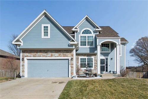 10706 Country Ln, Peculiar, MO, 64078-9342 | Card Image