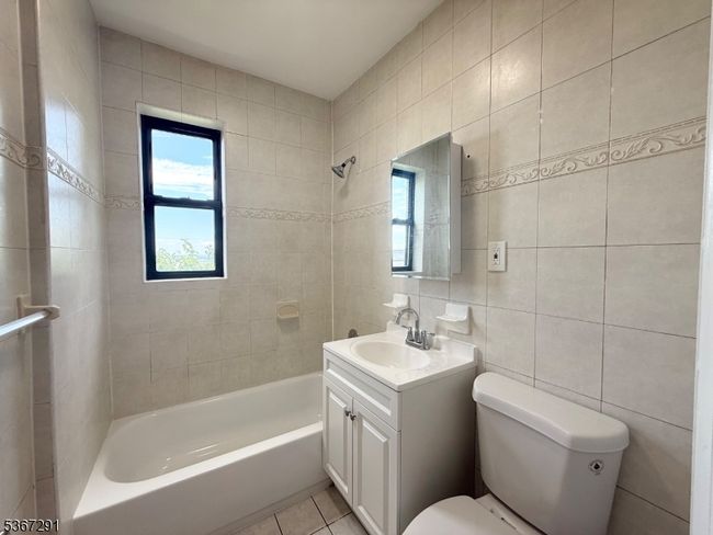 APT-304 - 2271 John F Kennedy Blvd, Townhouse with 1 bedrooms, 1 bathrooms and null parking in Jersey City NJ | Image 9
