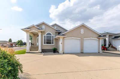 2 Vintage Meadows Crt Se, House other with 5 bedrooms, 3 bathrooms and 5 parking in Medicine Hat AB | Image 1