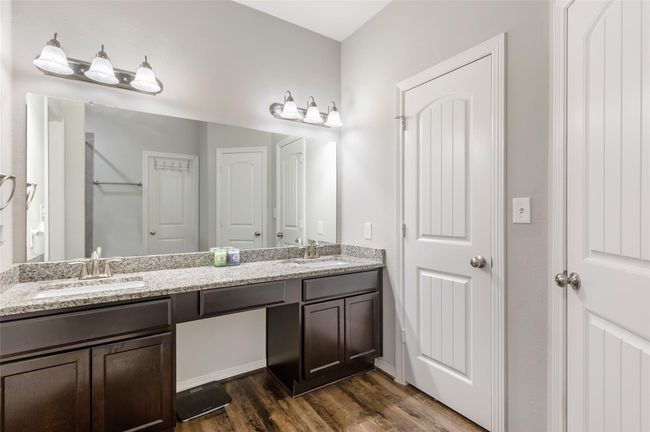 Double sinks in the primary bathroom. | Image 27