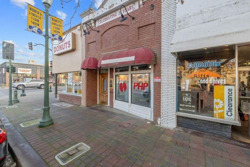 143 E Tulare Ave, Tulare, CA, 93274-4019 | Card Image