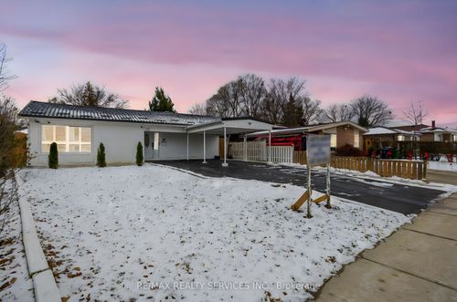 17 Avening Dr, Etobicoke, ON, M9V1Y2 | Card Image