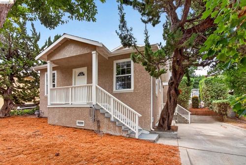 7925 Greenly Dr, Oakland, CA, 94605-3601 | Card Image