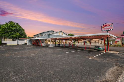 417 S Huntington St, Syracuse, IN, 46567-1815 | Card Image