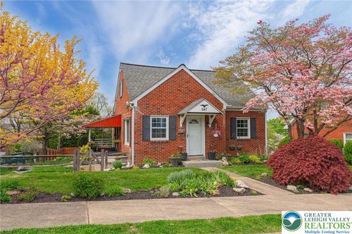 547 Margaret St, Allentown, PA, 18103-6817 | Card Image