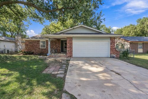 8 Breeze Ct, Valley Center, KS, 67147-2654 | Card Image