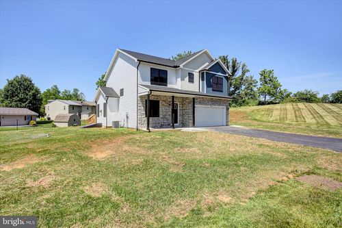 695 Karvois Ct, CHAMBERSBURG, PA, 17202-7338 | Card Image
