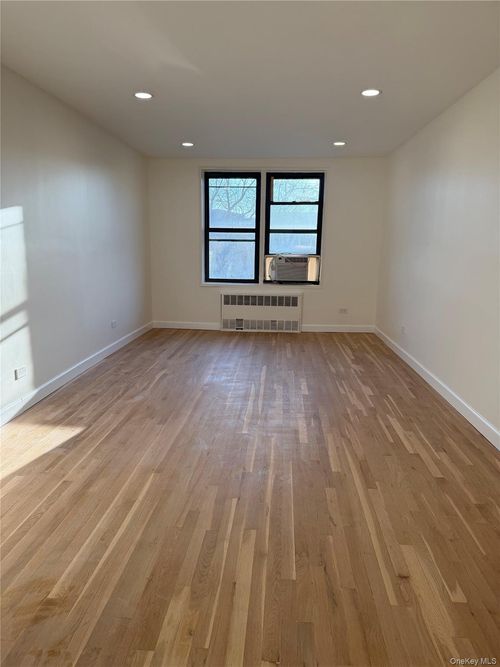 apt-4p-33-04 Junction Blvd, Jackson Heights, NY, 11372-2002 | Card Image