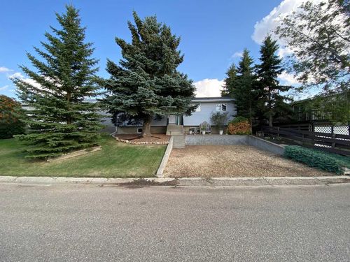 4905 Parkview Drive, Home with 5 bedrooms, 3 bathrooms and 2 parking in Castor AB | Card Image