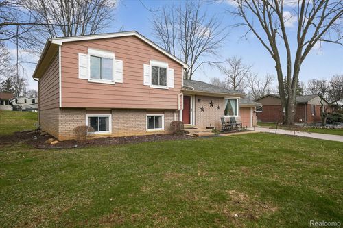 7336 Mustang Dr, Clarkston, MI, 48346-2624 | Card Image
