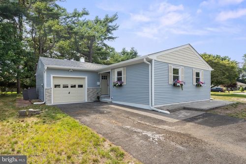 15 Brian Ct, Toms River, NJ, 08757-4527 | Card Image